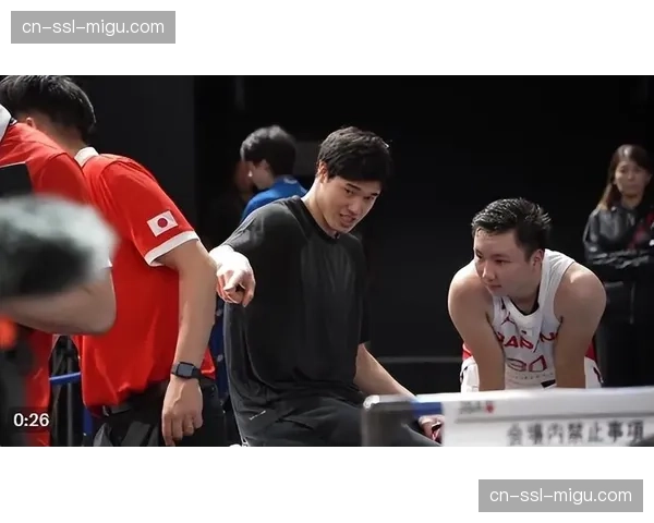 特写:日本新秀富永启生发展联盟首秀后,更衣室被日本记者挤满 特写:日本新秀富永启生发展联盟首秀后,更衣室被日本记者挤满