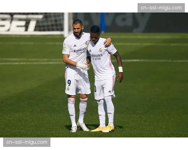 场边瞬间：维尼修斯进球后向看台做出“爱心”手势，致敬刚出生女儿